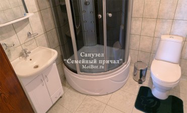 Санузел с душевой кабиной в Причале