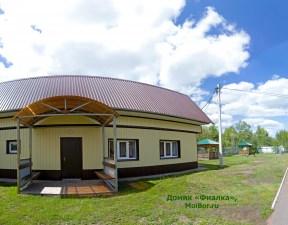 Дом Фиалка снаружи, крыльцо